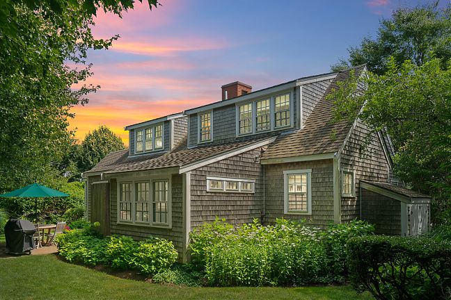 <b>12 Netowa Lane - $2,895,000</b>